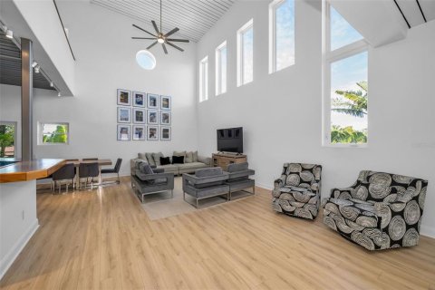 House in Treasure Island, Florida 3 bedrooms, 306.39 sq.m. № 2142384 - photo 10