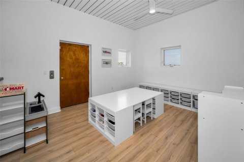 House in Treasure Island, Florida 3 bedrooms, 306.39 sq.m. № 2142384 - photo 27