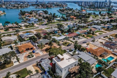 House in Treasure Island, Florida 3 bedrooms, 306.39 sq.m. № 2142384 - photo 6