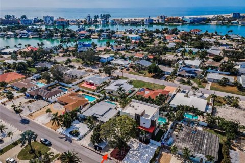 House in Treasure Island, Florida 3 bedrooms, 306.39 sq.m. № 2142384 - photo 5