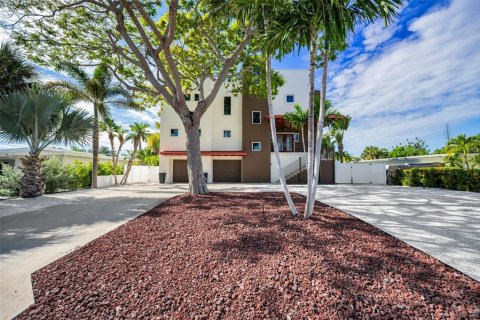 House in Treasure Island, Florida 3 bedrooms, 306.39 sq.m. № 2142384 - photo 2