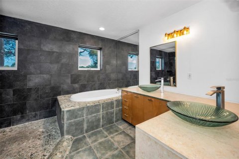 House in Treasure Island, Florida 3 bedrooms, 306.39 sq.m. № 2142384 - photo 23