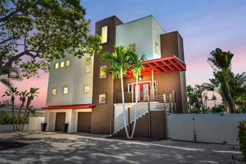 House in Treasure Island, Florida 3 bedrooms, 306.39 sq.m. № 2142384