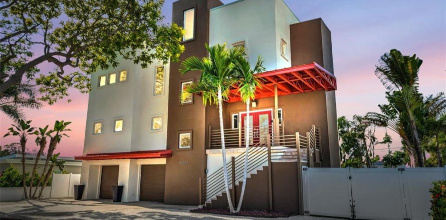 House in Treasure Island, Florida 3 bedrooms, 306.39 sq.m. № 2142384