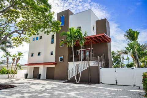 House in Treasure Island, Florida 3 bedrooms, 306.39 sq.m. № 2142384 - photo 4