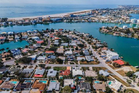 House in Treasure Island, Florida 3 bedrooms, 306.39 sq.m. № 2142384 - photo 3