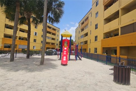 Купить кондоминиум в Майами, Флорида 3 спальни, 117.06м2, № 2023142 - фото 28