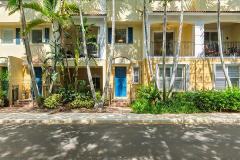 Купить таунхаус в Бойнтон-Бич, Флорида 3 спальни, 161.56м2, № 1956852 - фото 1