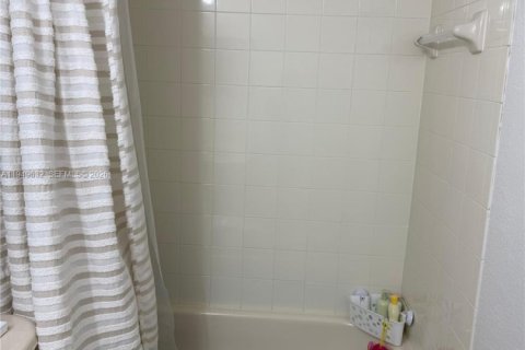 Copropriété à louer à Miami, Floride: 3 chambres, 131.92 m2 № 2005216 - photo 24