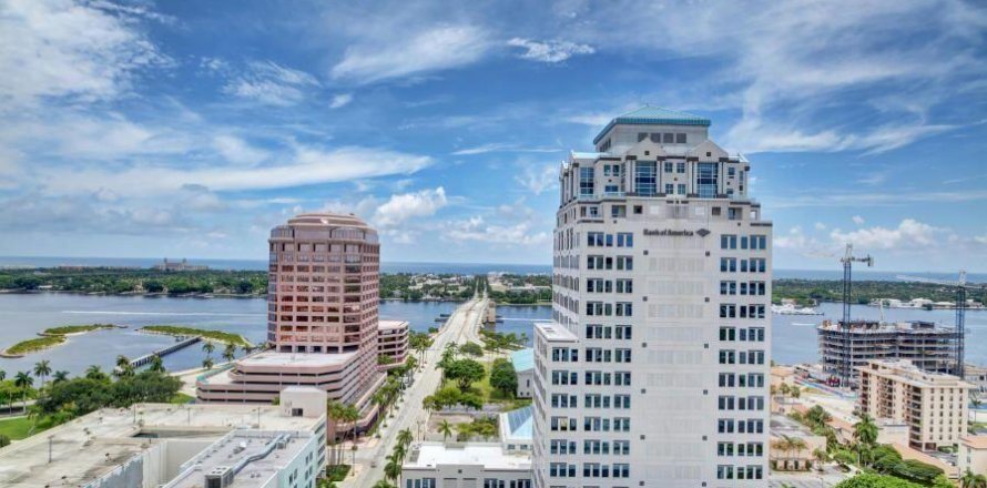 Condominio en West Palm Beach, Florida, 2 dormitorios  № 1168557