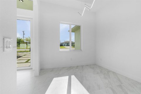 House in Cape Coral, Florida 3 bedrooms № 2000247 - photo 7