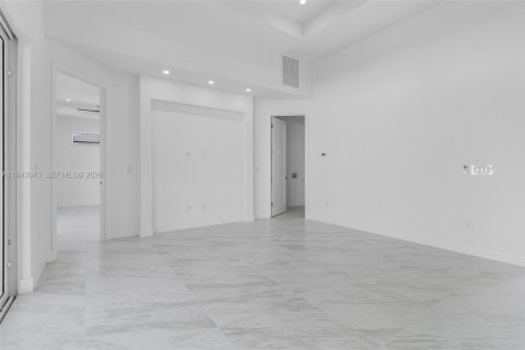 House in Cape Coral, Florida 3 bedrooms № 2000247 - photo 14