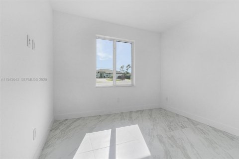 House in Cape Coral, Florida 3 bedrooms № 2000247 - photo 25