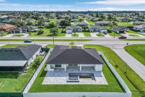 House in Cape Coral, Florida 3 bedrooms № 2000247 - photo 30