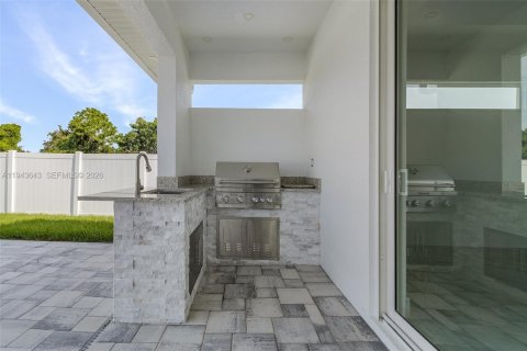 House in Cape Coral, Florida 3 bedrooms № 2000247 - photo 12