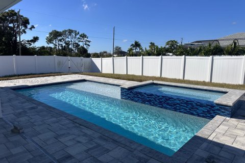 House in Cape Coral, Florida 3 bedrooms № 2000247 - photo 13