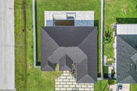 House in Cape Coral, Florida 3 bedrooms № 2000247 - photo 28