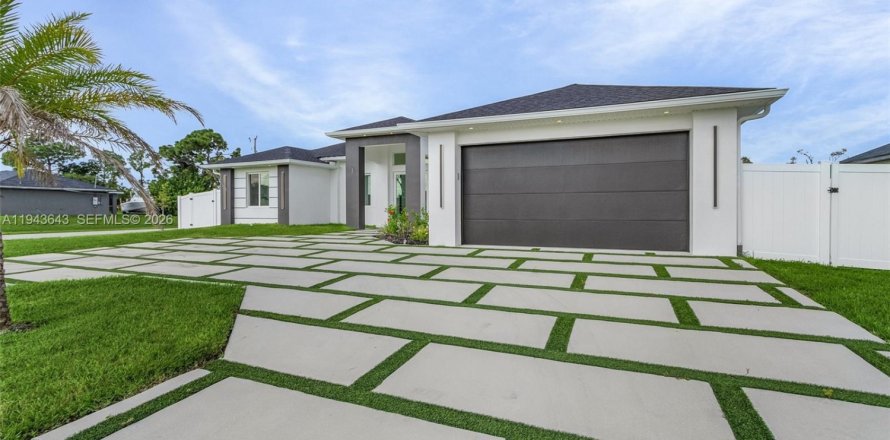 House in Cape Coral, Florida 3 bedrooms № 2000247