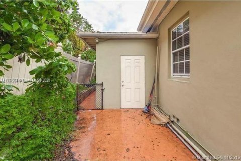 House in Fort Lauderdale, Florida 2 bedrooms, 95.78 sq.m. № 1946613 - photo 17