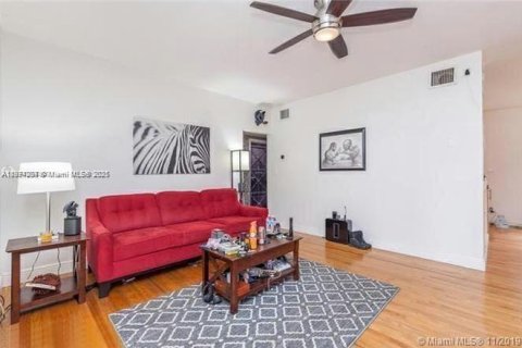 House in Fort Lauderdale, Florida 2 bedrooms, 95.78 sq.m. № 1946613 - photo 3