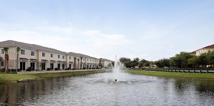 Townhouse in Miramar, Florida 3 bedrooms, 139.35 sq.m. № 2001074