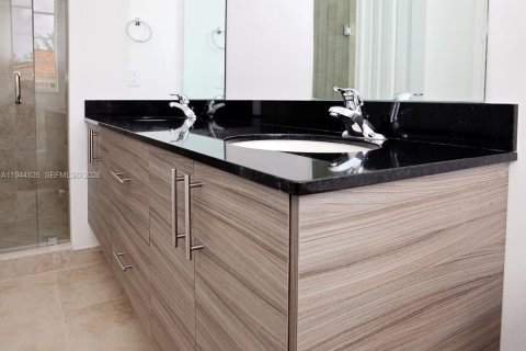 Townhouse in Miramar, Florida 3 bedrooms, 139.35 sq.m. № 2001074 - photo 7