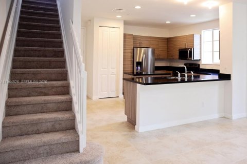 Townhouse in Miramar, Florida 3 bedrooms, 139.35 sq.m. № 2001074 - photo 3