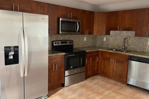 Adosado en alquiler en Miami, Florida, 3 dormitorios, 154.87 m2 № 2056720 - foto 2