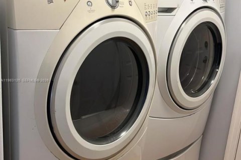 Adosado en alquiler en Miami, Florida, 3 dormitorios, 154.87 m2 № 2056720 - foto 3