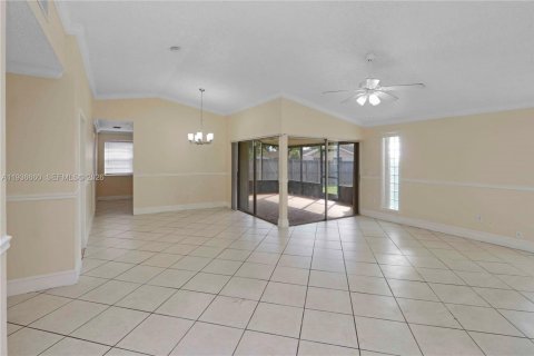 House in Homestead, Florida 4 bedrooms, 148.83 sq.m. № 1995769 - photo 4