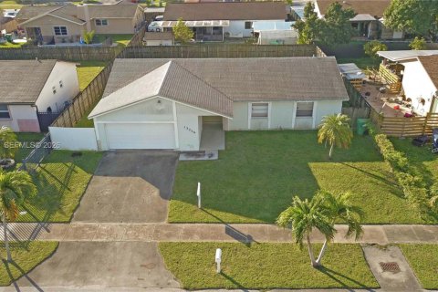 House in Homestead, Florida 4 bedrooms, 148.83 sq.m. № 1995769 - photo 2