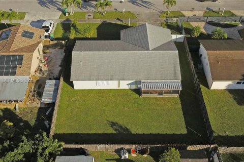 House in Homestead, Florida 4 bedrooms, 148.83 sq.m. № 1995769 - photo 23