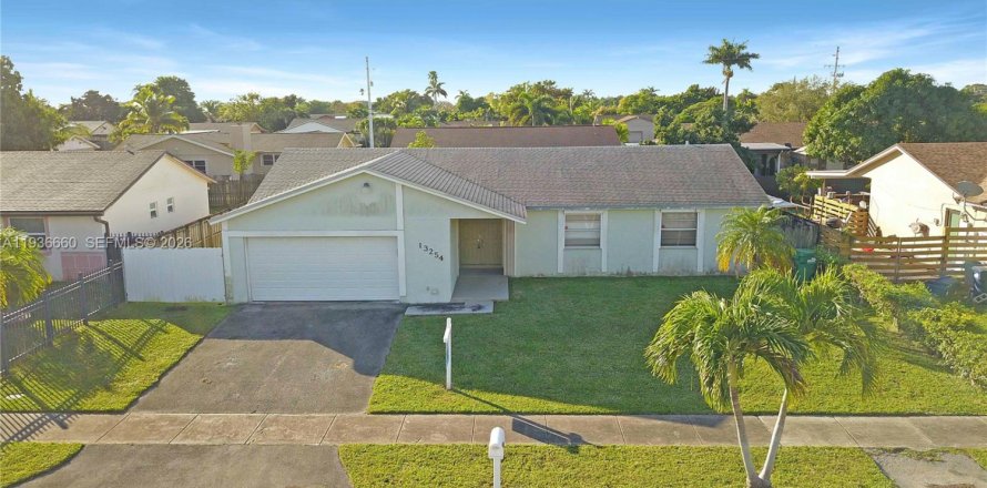 House in Homestead, Florida 4 bedrooms, 148.83 sq.m. № 1995769