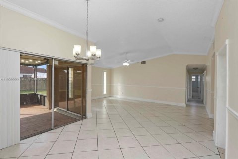 House in Homestead, Florida 4 bedrooms, 148.83 sq.m. № 1995769 - photo 5