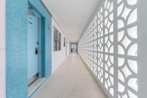 Купить кондоминиум в Бей-Харбор-Айлендс, Флорида 2 спальни, 102.66м2, № 1951249 - фото 28