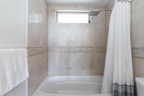 Купить кондоминиум в Бей-Харбор-Айлендс, Флорида 2 спальни, 102.66м2, № 1951249 - фото 16