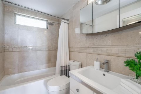 Купить кондоминиум в Бей-Харбор-Айлендс, Флорида 2 спальни, 102.66м2, № 1951249 - фото 15