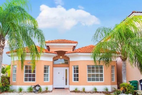 Adosado en Miami, Florida 3 dormitorios, 114.64 m2 № 1999751