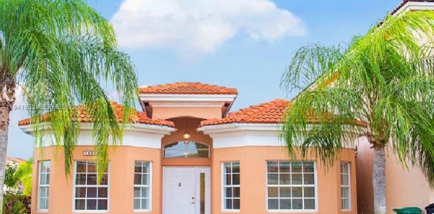 Adosado en Miami, Florida 3 dormitorios, 114.64 m2 № 1999751