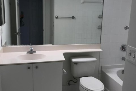 Condominio en alquiler en Coral Springs, Florida, 1 dormitorio, 78.6 m2 № 1978112 - foto 13