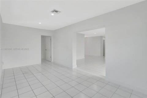 House in Miami, Florida 3 bedrooms, 134.89 sq.m. № 1986545 - photo 3