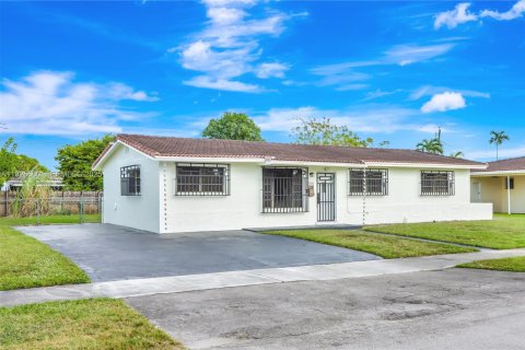 House in Miami, Florida 3 bedrooms, 134.89 sq.m. № 1986545