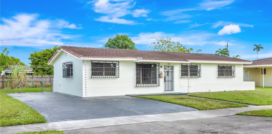 House in Miami, Florida 3 bedrooms, 134.89 sq.m. № 1986545