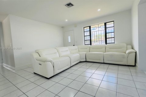 House in Miami, Florida 3 bedrooms, 134.89 sq.m. № 1986545 - photo 13