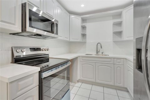 House in Miami, Florida 3 bedrooms, 134.89 sq.m. № 1986545 - photo 4