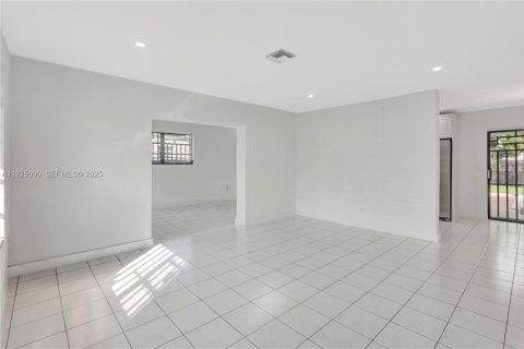 House in Miami, Florida 3 bedrooms, 134.89 sq.m. № 1986545 - photo 2