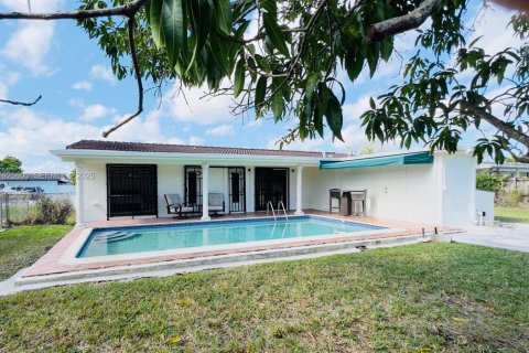 House in Miami, Florida 3 bedrooms, 134.89 sq.m. № 1986545 - photo 12