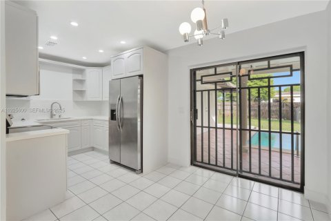 House in Miami, Florida 3 bedrooms, 134.89 sq.m. № 1986545 - photo 9