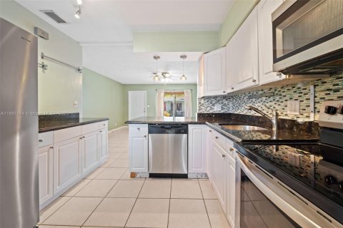 Villa ou maison à louer à Wilton Manors, Floride: 2 chambres, 76.18 m2 № 1929739 - photo 24