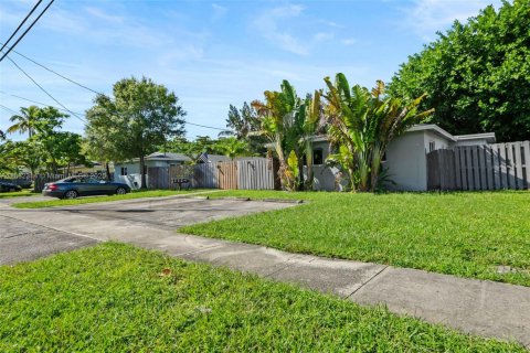 Villa ou maison à louer à Wilton Manors, Floride: 2 chambres, 76.18 m2 № 1929739 - photo 20